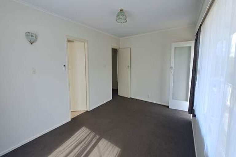 Photo of property in 1/96 Te Atatu Road, Te Atatu South, Auckland, 0610