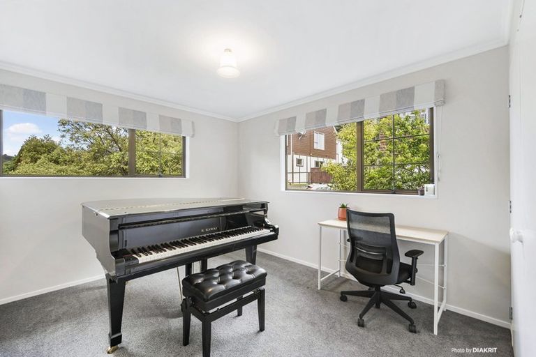 Photo of property in 17 Paddington Grove, Karori, Wellington, 6012