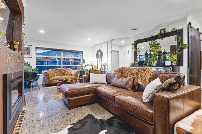 Photo of property in 10 Cooke Farm Grove, Waiwhakaiho, New Plymouth, 4312