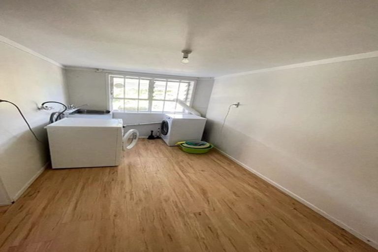 Photo of property in 28 Harrybrook Road, Green Bay, Auckland, 0604