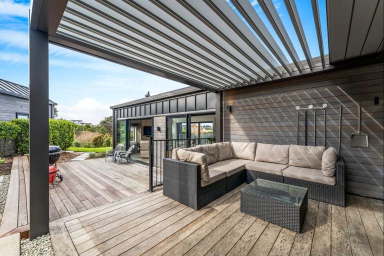 Photo of property in 9 Laguna Place, Matakatia, Whangaparaoa, 0930