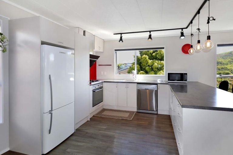 Photo of property in 3 Fernhaven Grove, Newlands, Wellington, 6037