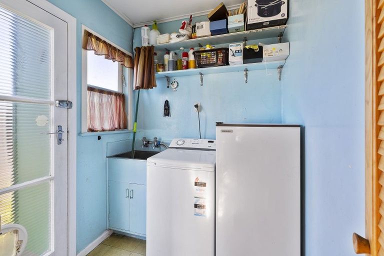 Photo of property in 16 Stewart Drive, Newlands, Wellington, 6037