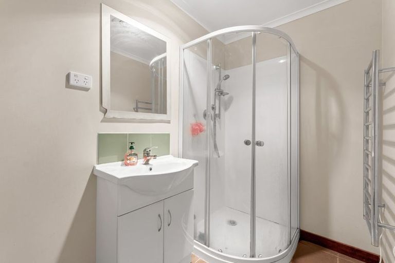 Photo of property in 11 Netherlands Avenue, Kelston, Auckland, 0602