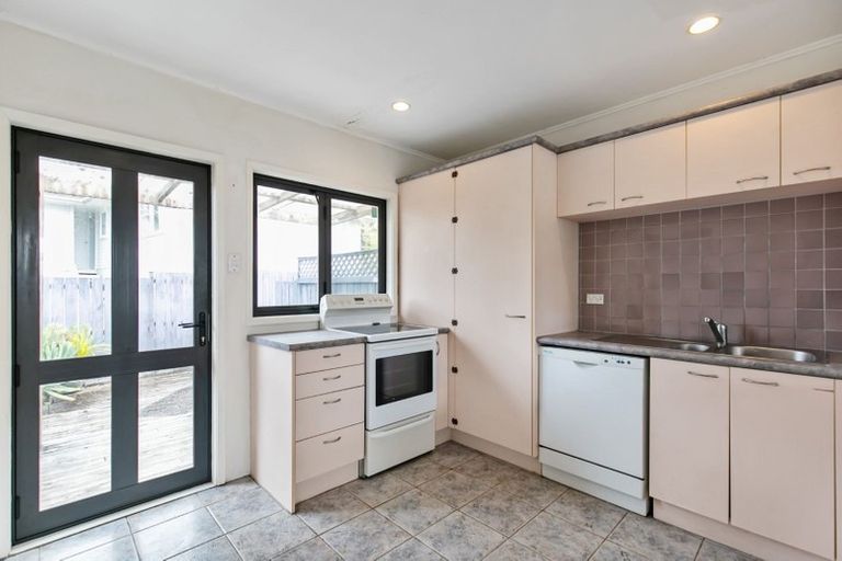 Photo of property in 2/16 Ramillies Place, Glenfield, Auckland, 0629