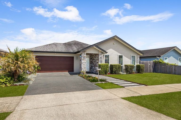 Photo of property in 17 Larmer Drive, Kumeu, 0810