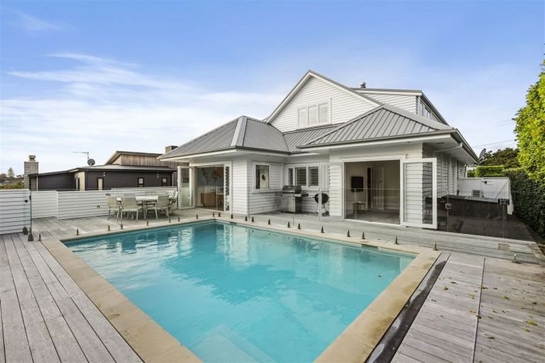 Photo of property in 136 Mellons Bay Road, Mellons Bay, Auckland, 2014