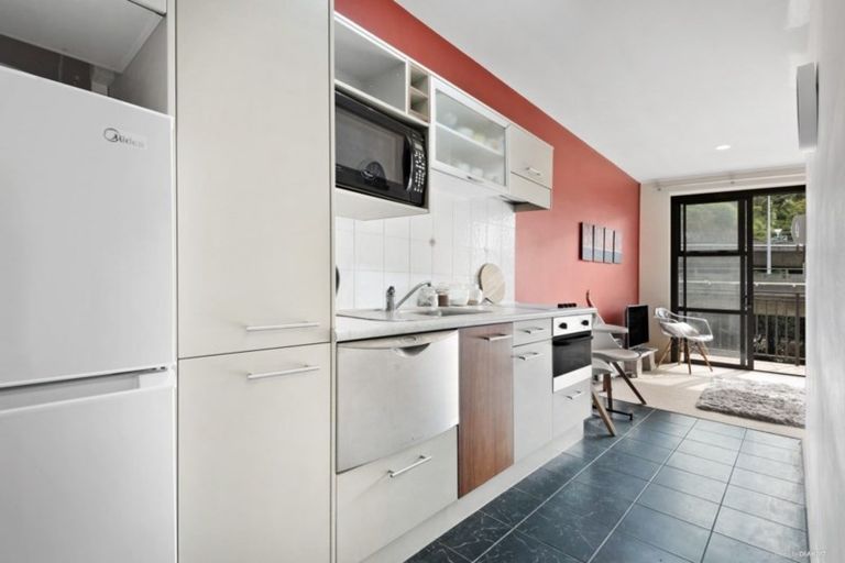 Photo of property in Atrium Towers, 1n/154 The Terrace, Wellington Central, Wellington, 6011