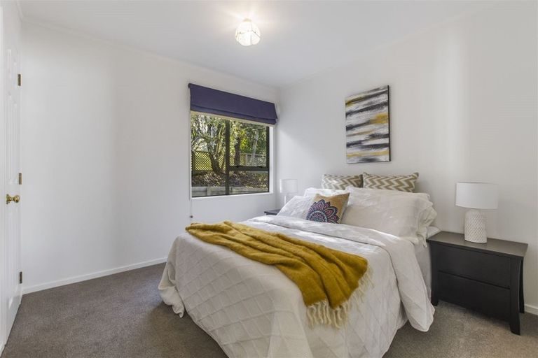 Photo of property in 17 Mandeville Place, Unsworth Heights, Auckland, 0632
