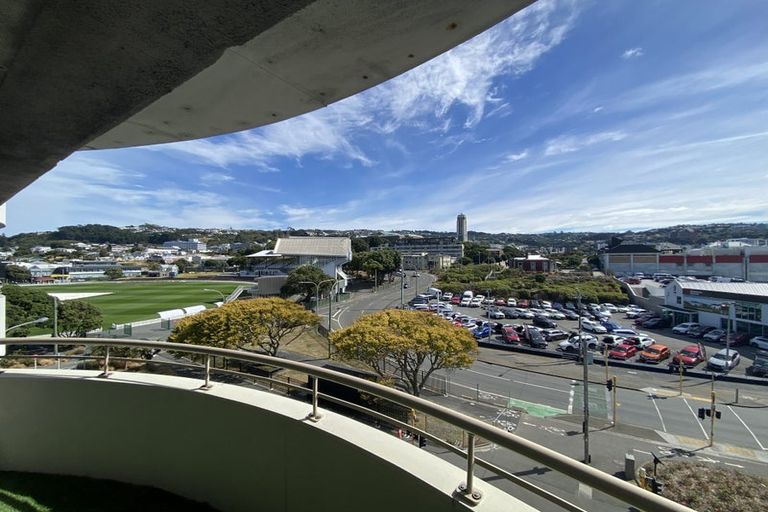 Photo of property in Grandstand Apartments, 8/80 Kent Terrace, Mount Victoria, Wellington, 6011