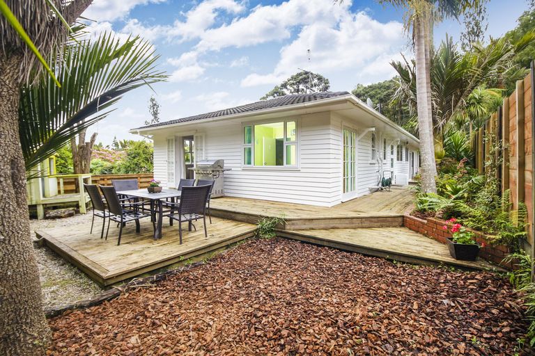 Photo of property in 40 Waima Crescent, Titirangi, Auckland, 0604