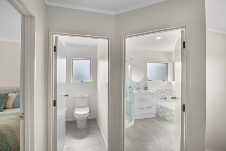 Photo of property in 46 Unsworth Drive, Unsworth Heights, Auckland, 0632