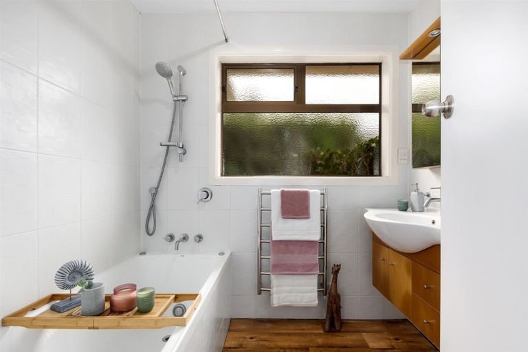 Photo of property in 77 Motuhara Road, Plimmerton, Porirua, 5026