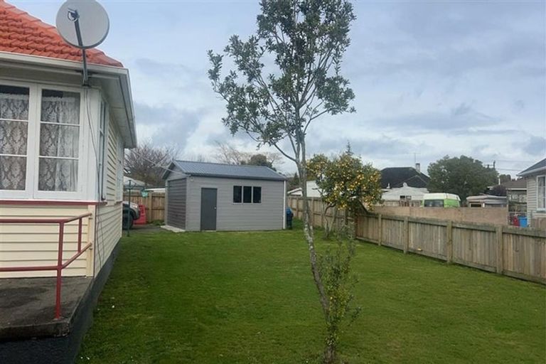 Photo of property in 13 Goldsmith Crescent, Levin, 5510
