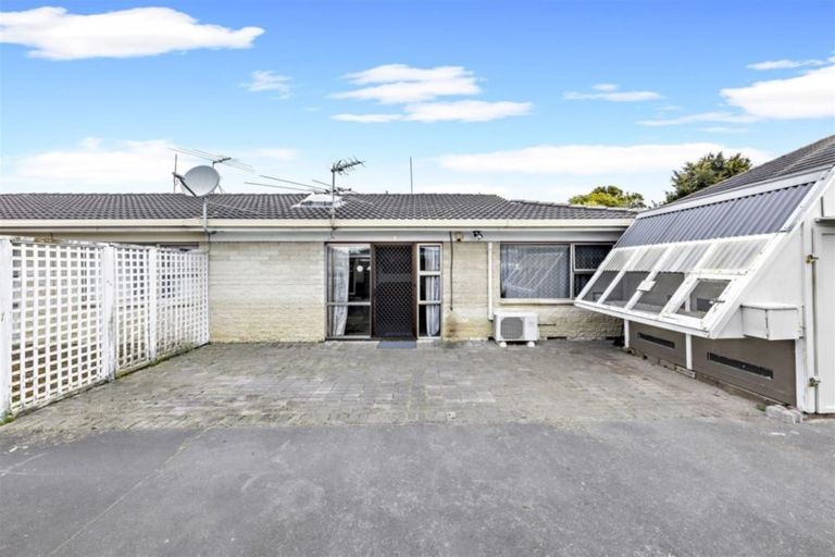 Photo of property in 2/76 Kenderdine Road, Papatoetoe, Auckland, 2025