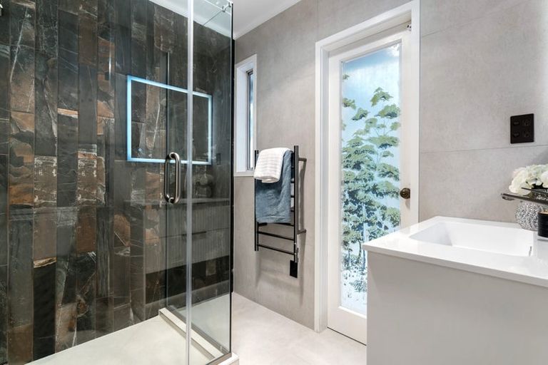 Photo of property in 17 Nan Place, Pakuranga Heights, Auckland, 2010