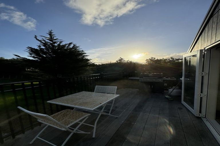 Photo of property in 60 Roberts Road, Matakatia, Whangaparaoa, 0930