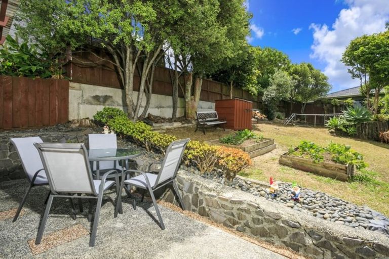 Photo of property in 16 Lavery Place, Sunnynook, Auckland, 0632