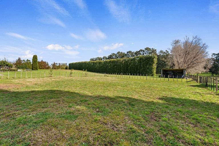 Photo of property in 802 Waitakere Road, Kumeu, 0891