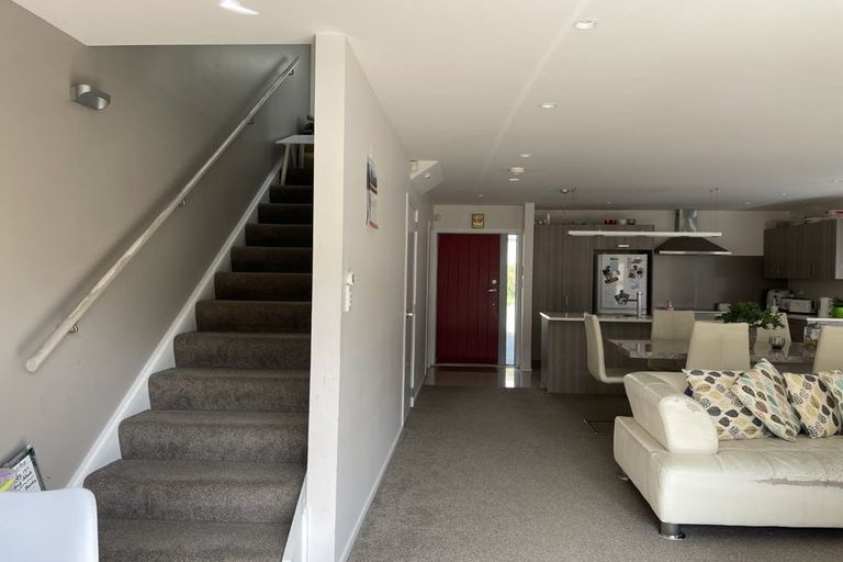 Photo of property in 2/61 Black Rock Road, Newlands, Wellington, 6037