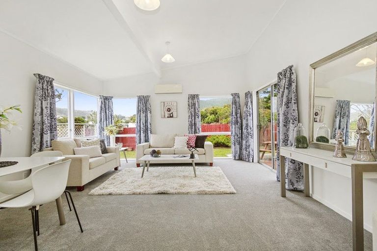 Photo of property in 9 Redwood Avenue, Tawa, Wellington, 5028