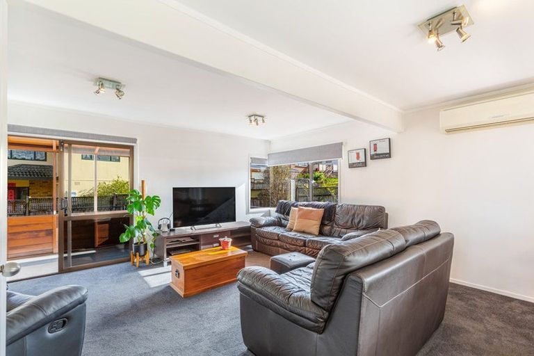 Photo of property in 9 Seagrove Road, West Harbour, Auckland, 0618