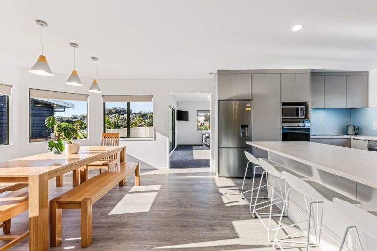 Photo of property in 184b Whangaparaoa Road, Red Beach, 0932