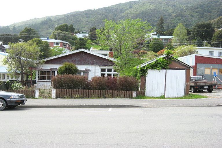 Photo of property in 90 Wellington Street, Picton, 7220