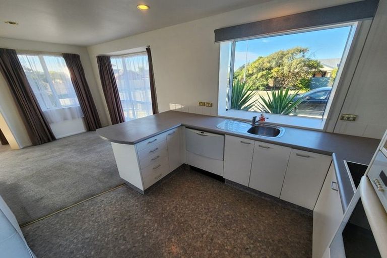 Photo of property in 2/7 Orlando Crescent, Waimairi Beach, Christchurch, 8083