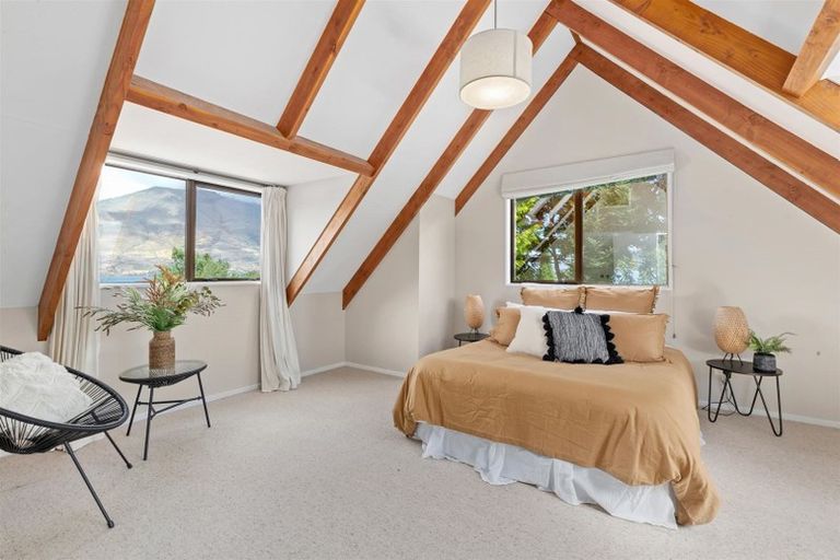 Photo of property in 9 Larch Court, Kelvin Heights, Queenstown, 9300