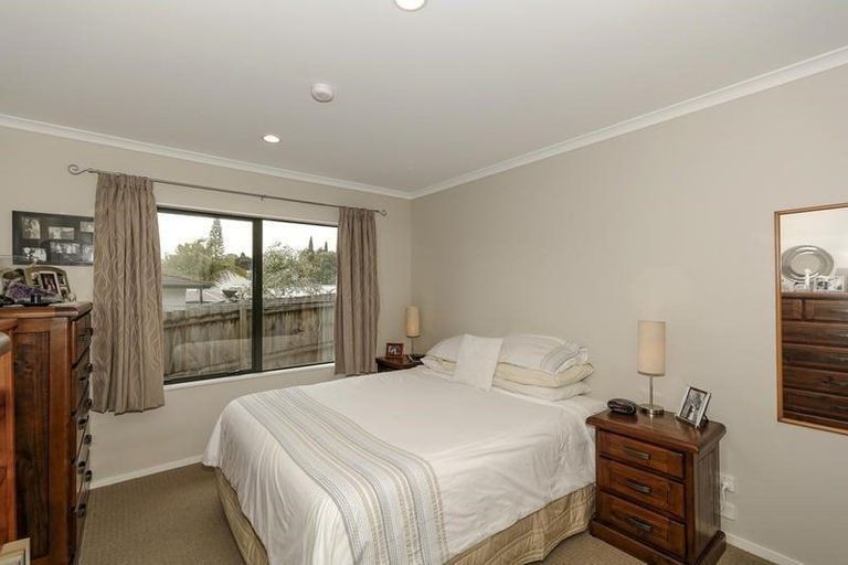 Photo of property in 10a Rena Place, West Harbour, Auckland, 0618