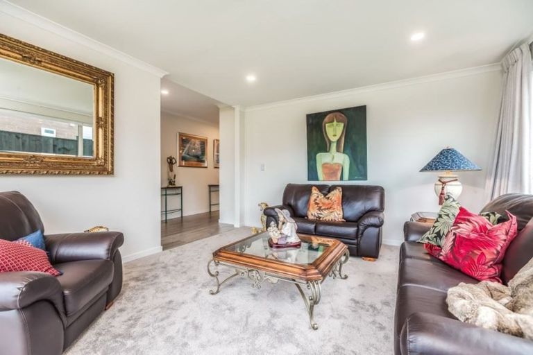 Photo of property in 15 Tawa Place, Orewa, 0931