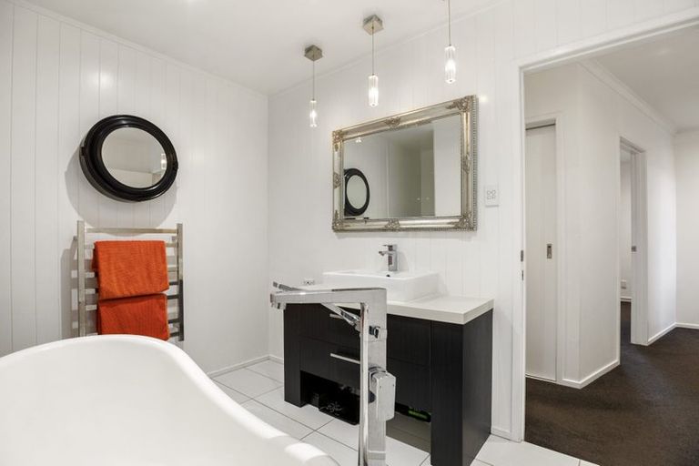 Photo of property in 84 Marine Parade, Mellons Bay, Auckland, 2014