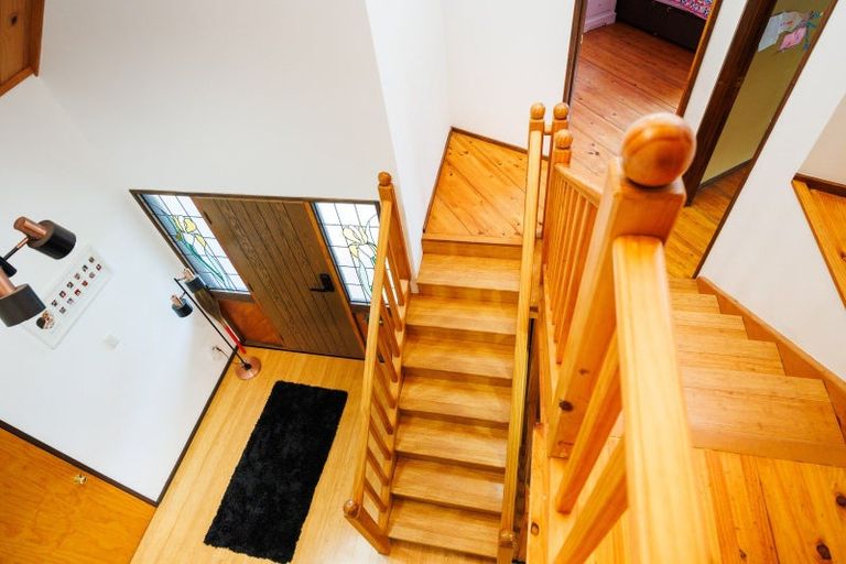 Photo of property in 11 Hillgrove Place, Fitzherbert, Palmerston North, 4410