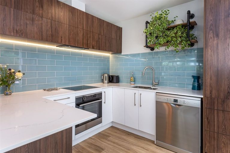 Photo of property in 2/10 Ladbrokes Place, Fendalton, Christchurch, 8052