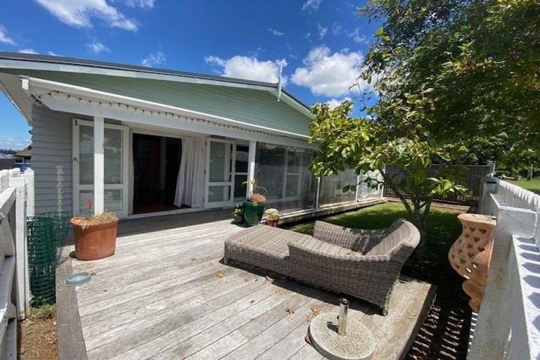Photo of property in 1/10 Knights Road, Rothesay Bay, Auckland, 0630