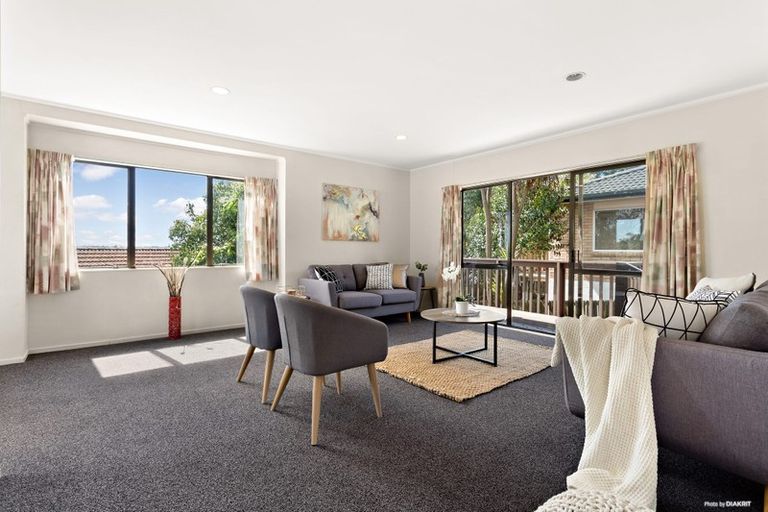 Photo of property in 2/148 Sunset Road, Unsworth Heights, Auckland, 0632