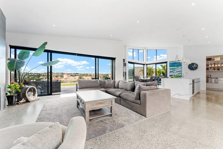 Photo of property in 7 Laguna Place, Matakatia, Whangaparaoa, 0930