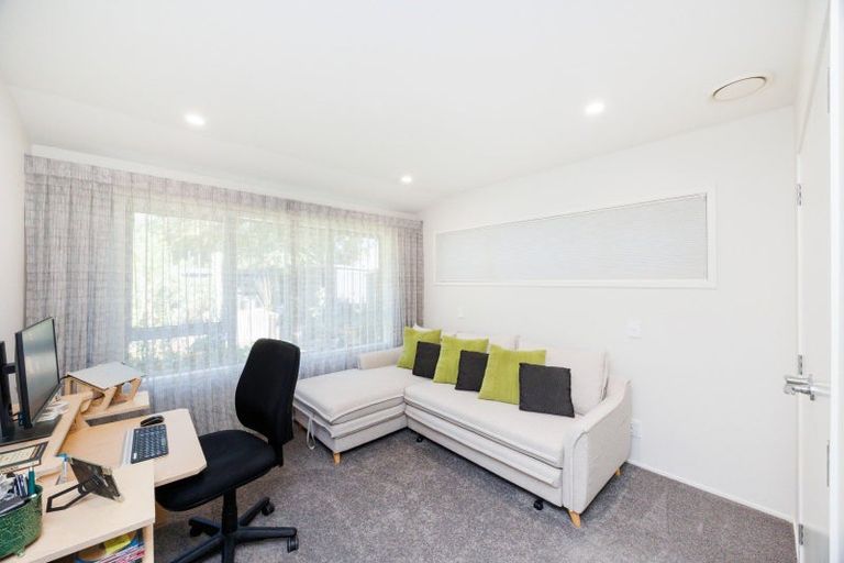 Photo of property in 16 Mudgway Place, Awapuni, Palmerston North, 4412