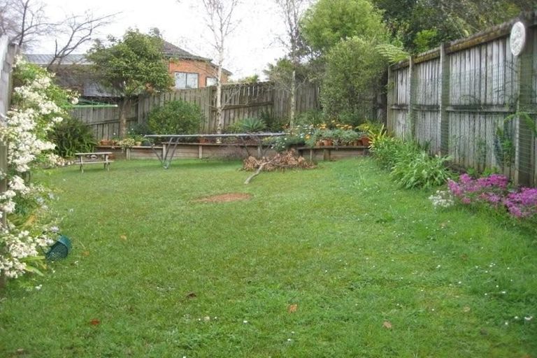 Photo of property in 16 Garcia Place, West Harbour, Auckland, 0618