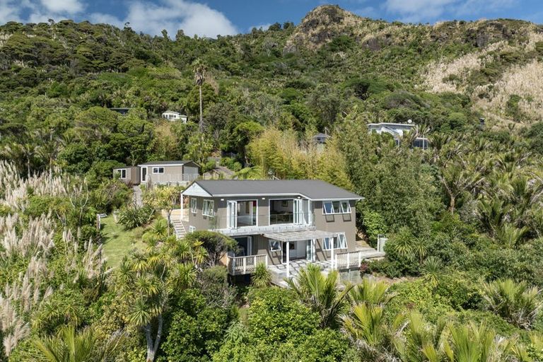 Photo of property in 15 Piha Road, Piha, New Lynn, 0772