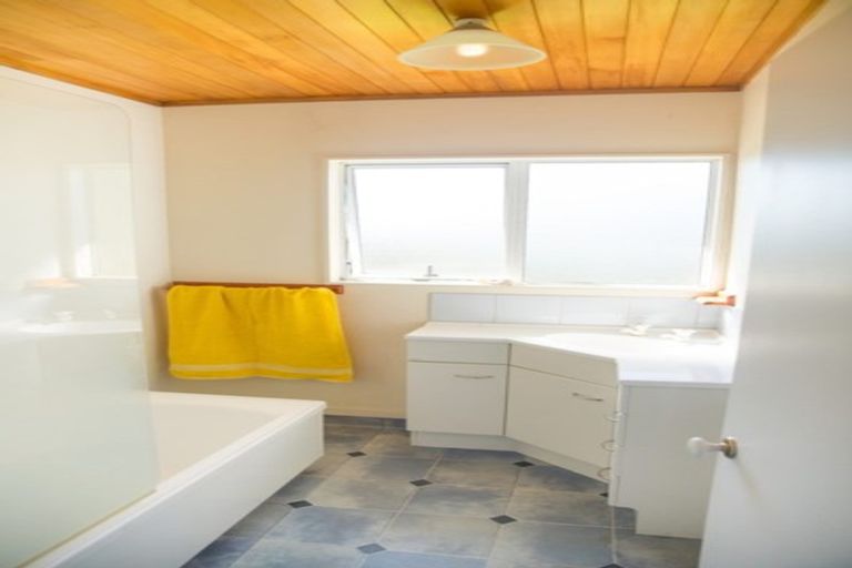 Photo of property in 11 Clarks Beach Road, Clarks Beach, 2122