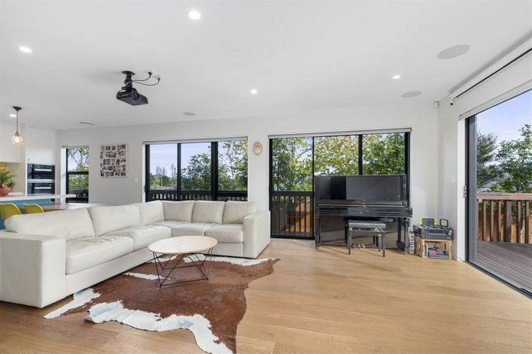 Photo of property in 2/8 Dallinghoe Crescent, Milford, Auckland, 0620