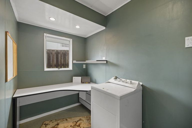 Photo of property in 14 Oawai Place, Marfell, New Plymouth, 4310