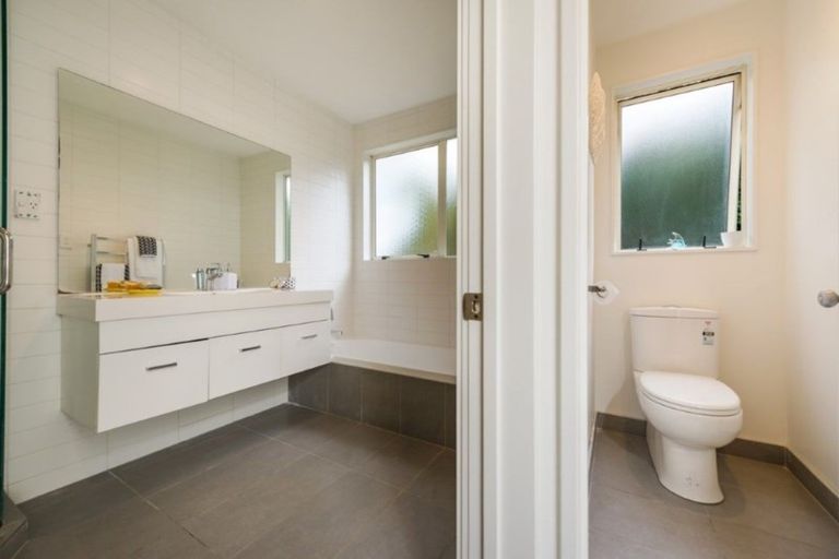 Photo of property in 2/42 Holland Road, Hillcrest, Auckland, 0627