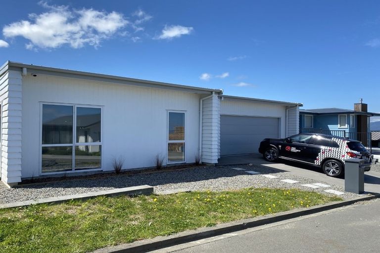 Photo of property in 12 Promontory Crescent, Newlands, Wellington, 6037