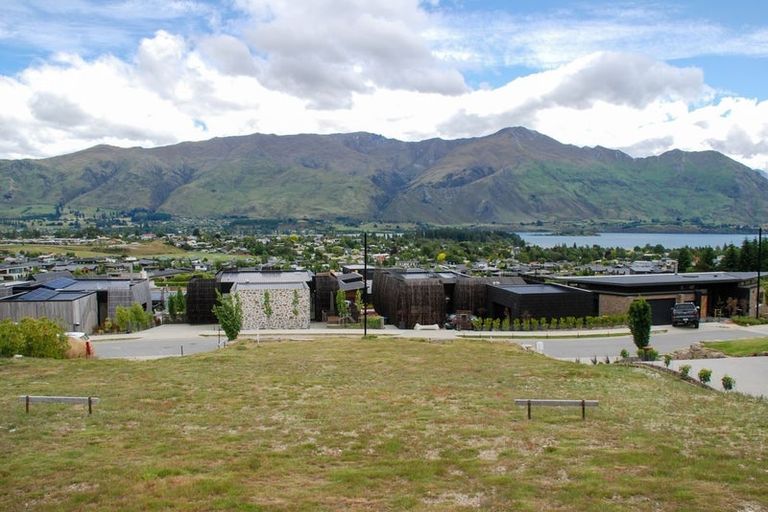 Photo of property in 16 Akitu Rise, Wanaka, 9305