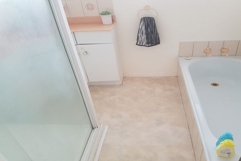 Photo of property in 8 Peter Terrace, Castor Bay, Auckland, 0620