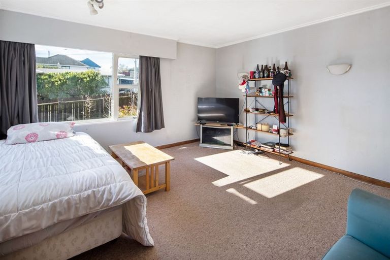 Photo of property in 37 Kenmore Street, Newlands, Wellington, 6037