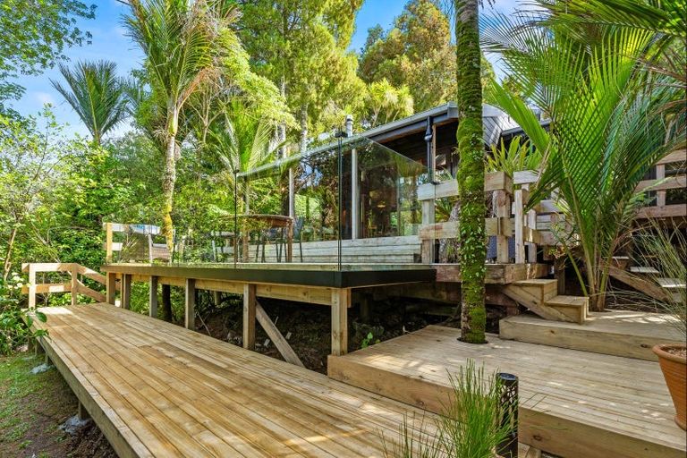 Photo of property in 16 Clinton Road, Tawharanui Peninsula, Matakana, 0986